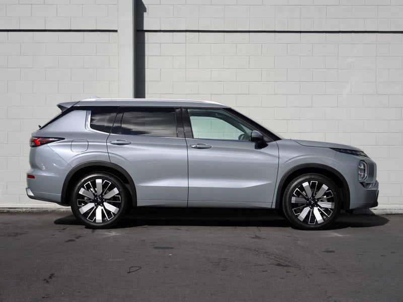 2025 Mitsubishi Outlander 2.5P VRX 2WD image 3