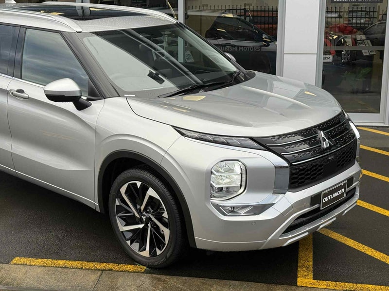 2025 Mitsubishi Outlander 2.5P VRX 2WD CVT - 7-... image 2