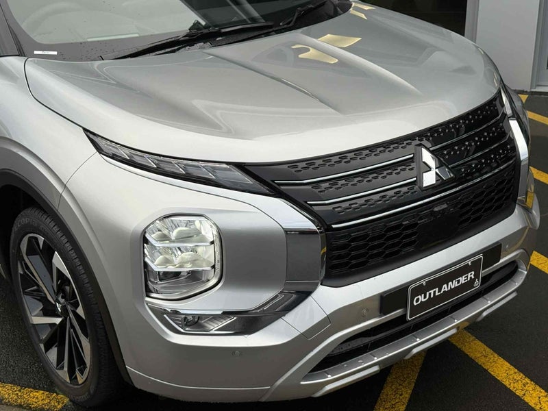 2025 Mitsubishi Outlander 2.5P VRX 2WD CVT - 7-... image 3