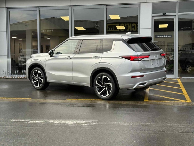2025 Mitsubishi Outlander 2.5P VRX 2WD CVT - 7-... image 4