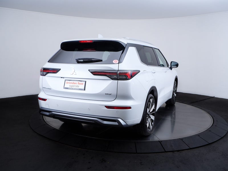 2025 Mitsubishi Outlander 2.5P VRX 2WD CVT 7 SE... image 3