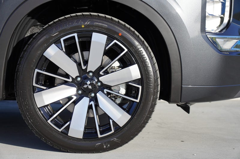 2025 Mitsubishi Outlander 2.5P VRX 4WD CVT image 4