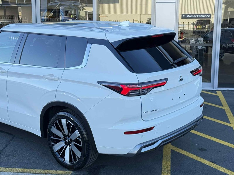 2025 Mitsubishi Outlander 2.5P VRX 4WD CVT - YA... image 5