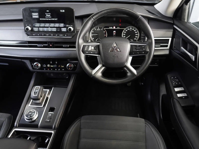 2025 Mitsubishi Outlander 2.5P XLS 2WD CVT image 3