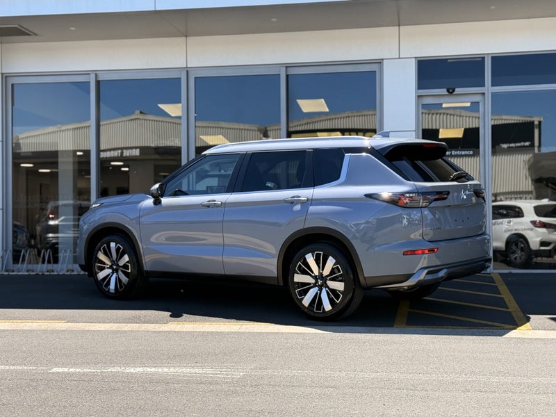 2025 Mitsubishi Outlander 2.5P XLS 4WD CVT - MO... image 4