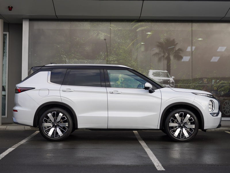 2025 Mitsubishi Outlander EXCEED 2.5 PETROL 2WD... image 2