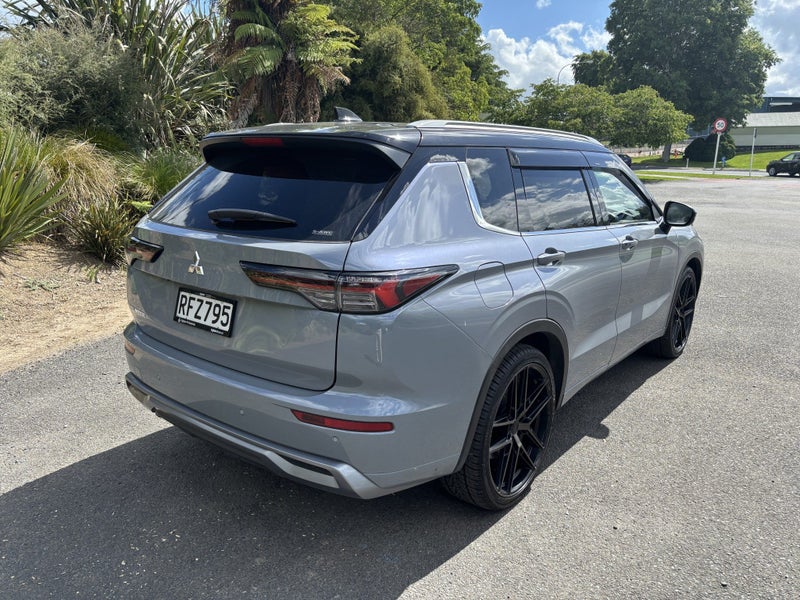 2025 Mitsubishi Outlander EXCEED 2.5 PETROL 4WD... image 4