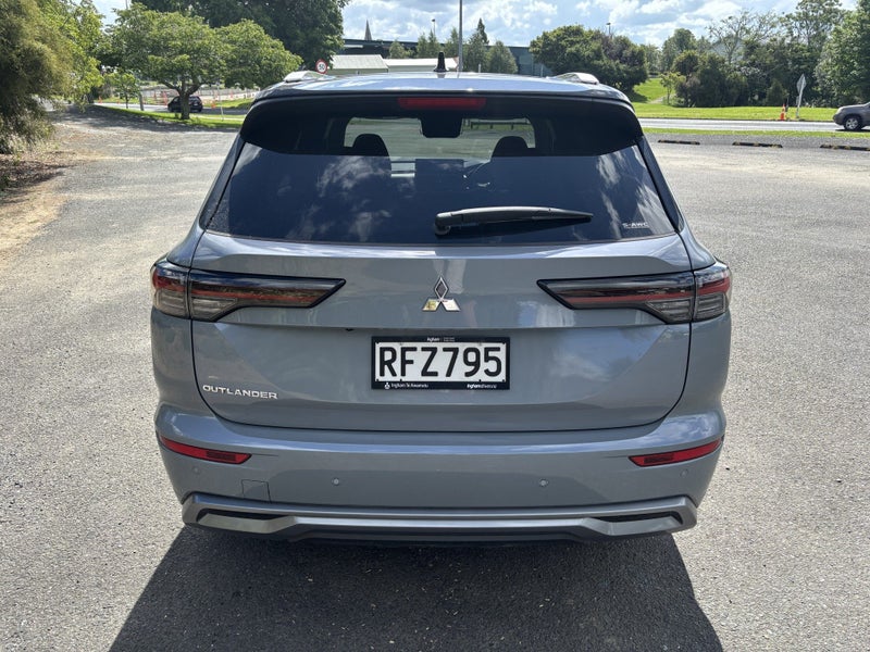 2025 Mitsubishi Outlander EXCEED 2.5 PETROL 4WD... image 5