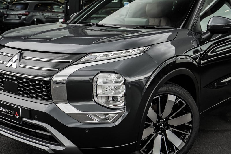 2025 Mitsubishi Outlander Exceed 2WD image 2