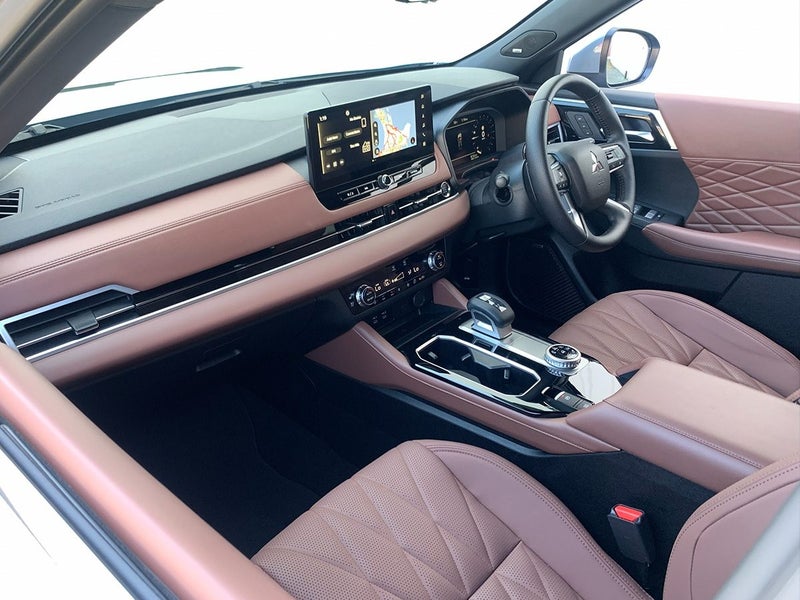 2025 Mitsubishi Outlander Exceed 4WD 2.5L Petro... image 3