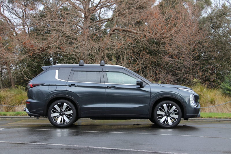 2025 Mitsubishi Outlander Exceed 4WD (S-AWC) image 3