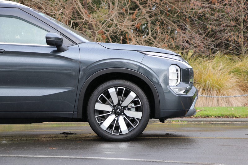 2025 Mitsubishi Outlander Exceed 4WD (S-AWC) image 5