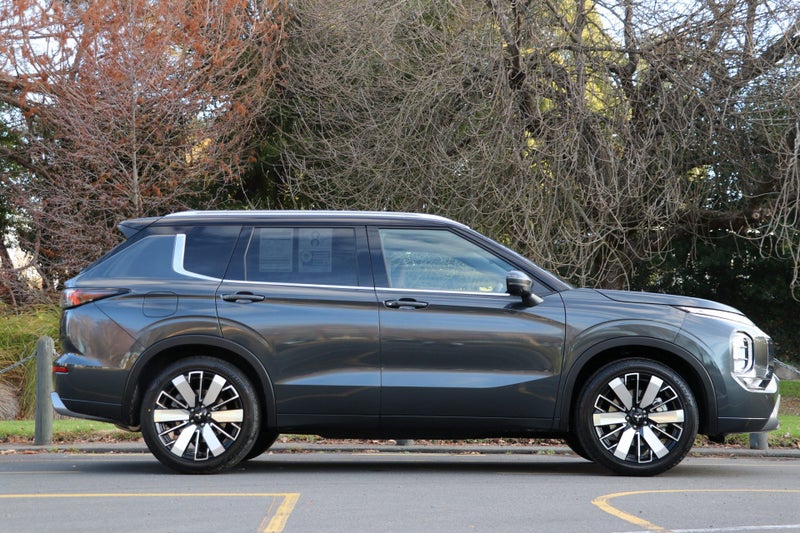 2025 Mitsubishi Outlander Exceed 4WD (S-AWC) image 3