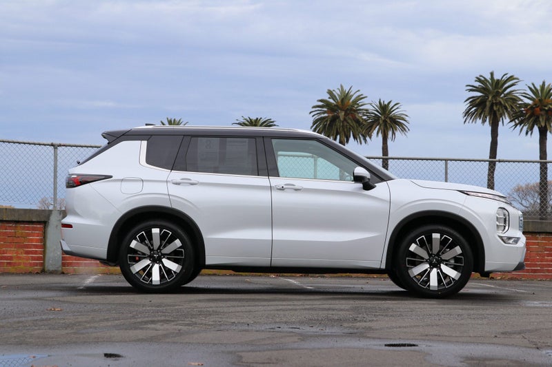 2025 Mitsubishi Outlander Exceed 4WD (S-AWC) image 3