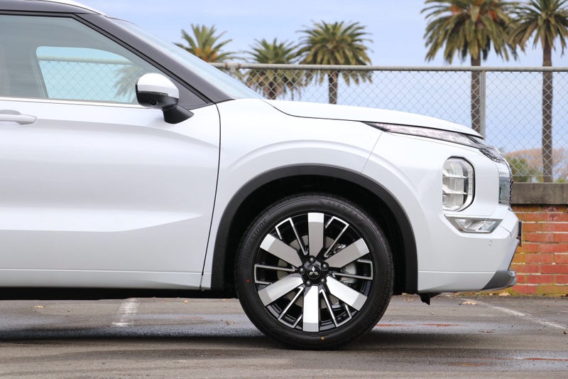 2025 Mitsubishi Outlander Exceed 4WD (S-AWC) image 4