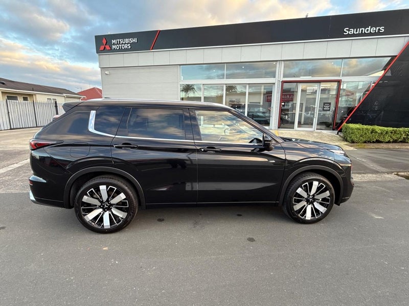 2025 Mitsubishi Outlander Exceed 4WD (S-AWC) image 3