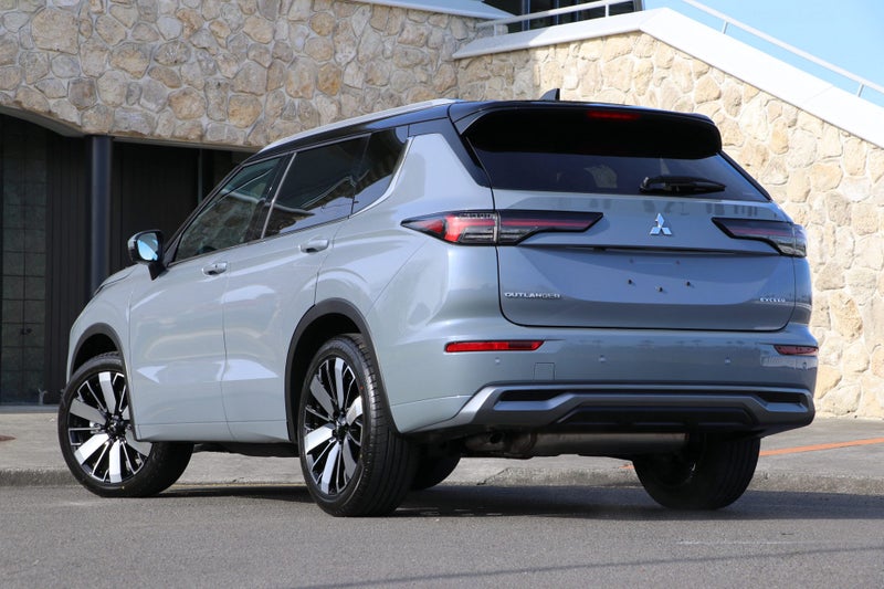 2025 Mitsubishi Outlander Exceed 4WD (S-AWC) image 2