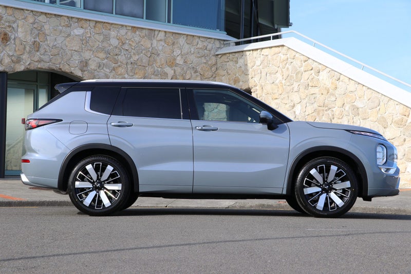 2025 Mitsubishi Outlander Exceed 4WD (S-AWC) image 3