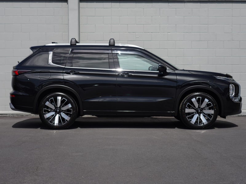 2025 Mitsubishi Outlander EXCEED Demo 4WD image 3