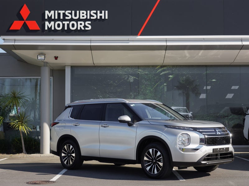 2025 Mitsubishi Outlander LS 2.5 PETROL 5 SEAT... image 3