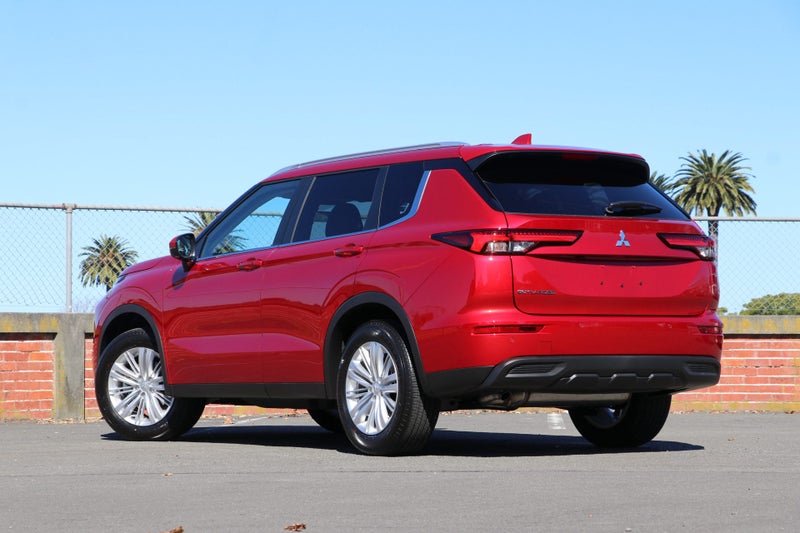 2025 Mitsubishi Outlander LS 2.5P 2WD image 2