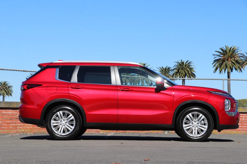 2025 Mitsubishi Outlander LS 2.5P 2WD image 3