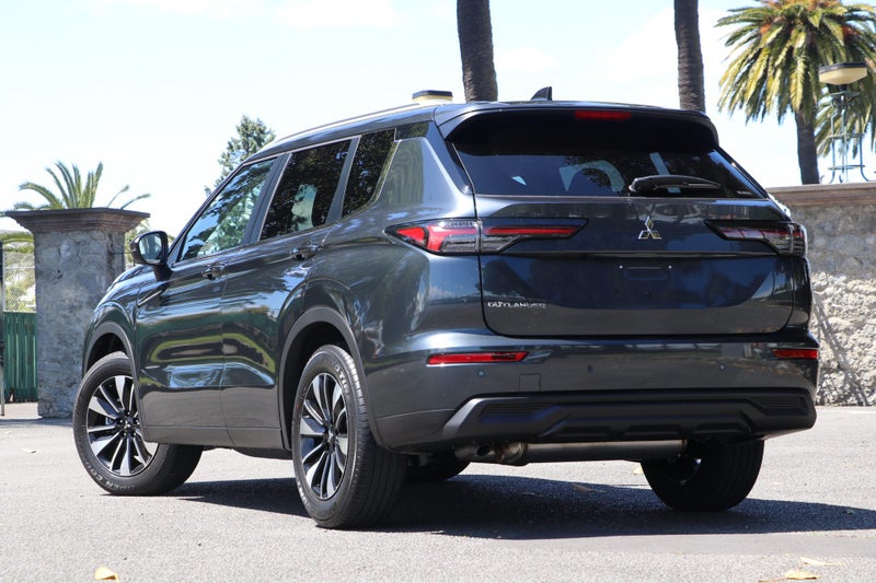 2025 Mitsubishi Outlander LS 2.5P 4WD image 2