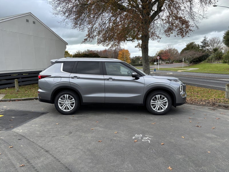 2025 Mitsubishi Outlander LS 2.5P/4WD/CVT AUTO... image 2