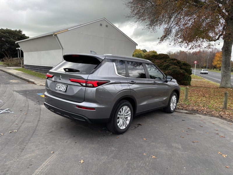 2025 Mitsubishi Outlander LS 2.5P/4WD/CVT AUTO... image 4