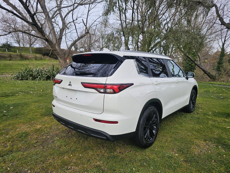 2025 Mitsubishi Outlander LS 2.5P/CVT image 3