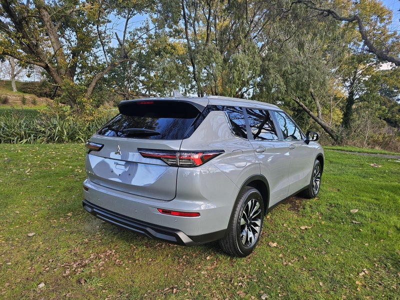 2025 Mitsubishi Outlander LS 2.5P/CVT image 5
