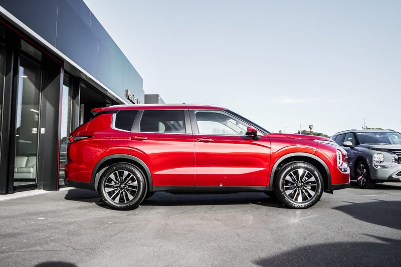 2025 Mitsubishi Outlander LS 2WD image 3