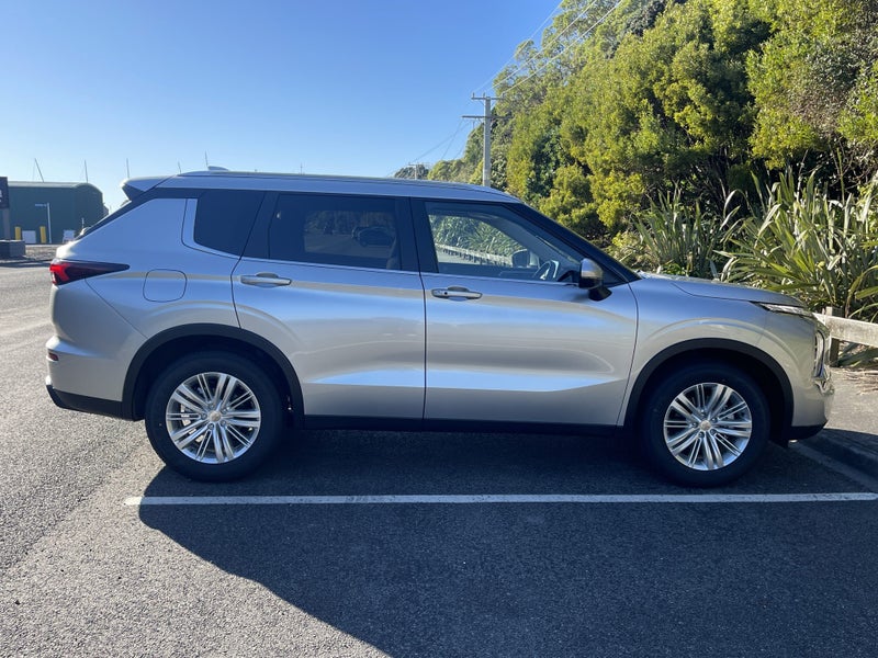 2025 Mitsubishi Outlander LS 2WD image 5
