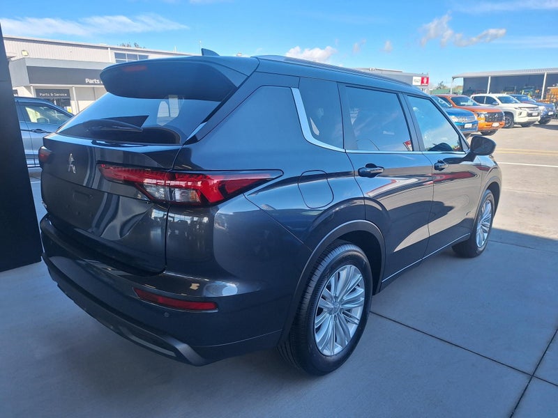 2025 Mitsubishi Outlander LS 2WD image 3