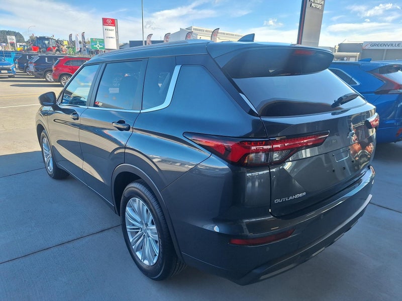 2025 Mitsubishi Outlander LS 2WD image 4