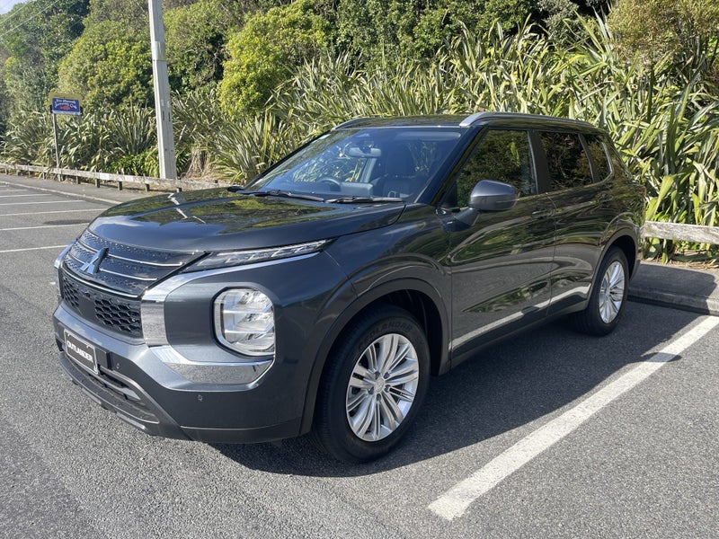 2025 Mitsubishi Outlander LS 2WD image 4