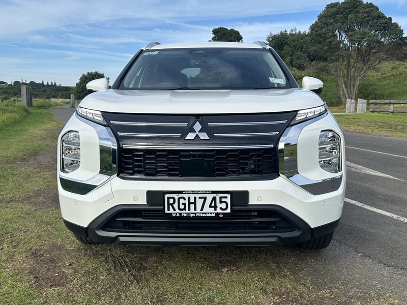2025 Mitsubishi Outlander LS 2WD image 3