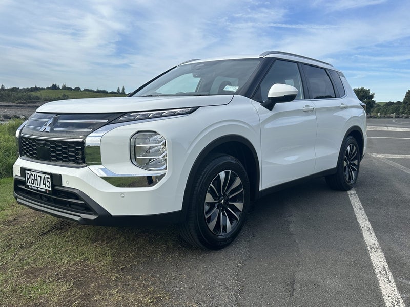 2025 Mitsubishi Outlander LS 2WD image 4