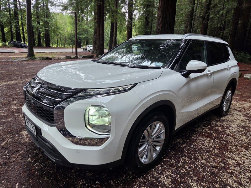 2025 Mitsubishi Outlander LS 2WD Pre Reg image 3
