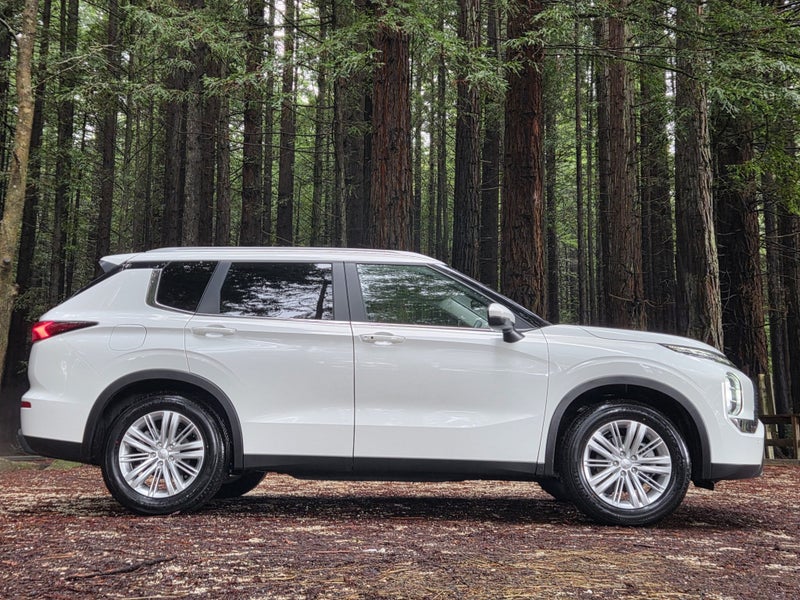 2025 Mitsubishi Outlander LS 2WD Pre Reg image 5
