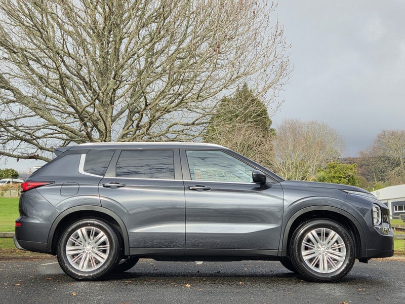 2025 Mitsubishi Outlander LS 2WD Pre Reg image 3