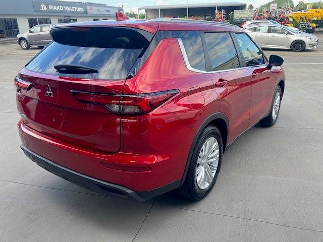 2025 Mitsubishi Outlander LS 2WD Pre Reg image 3