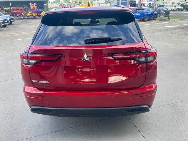 2025 Mitsubishi Outlander LS 2WD Pre Reg image 4