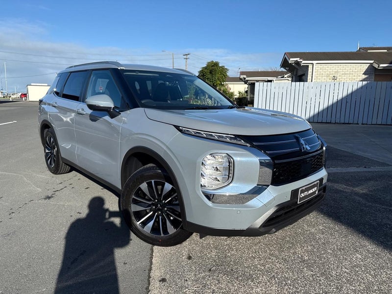 2025 Mitsubishi Outlander Ls image 3