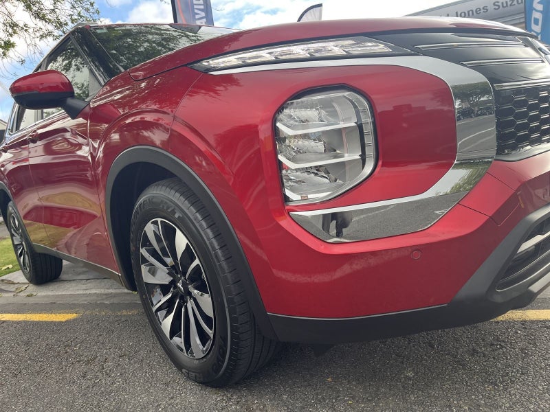 2025 Mitsubishi Outlander LS image 3