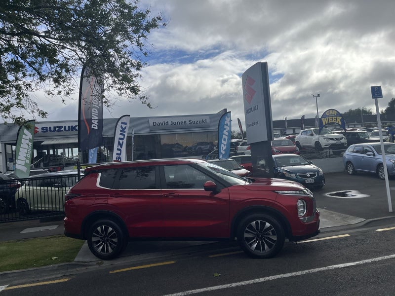 2025 Mitsubishi Outlander LS image 4