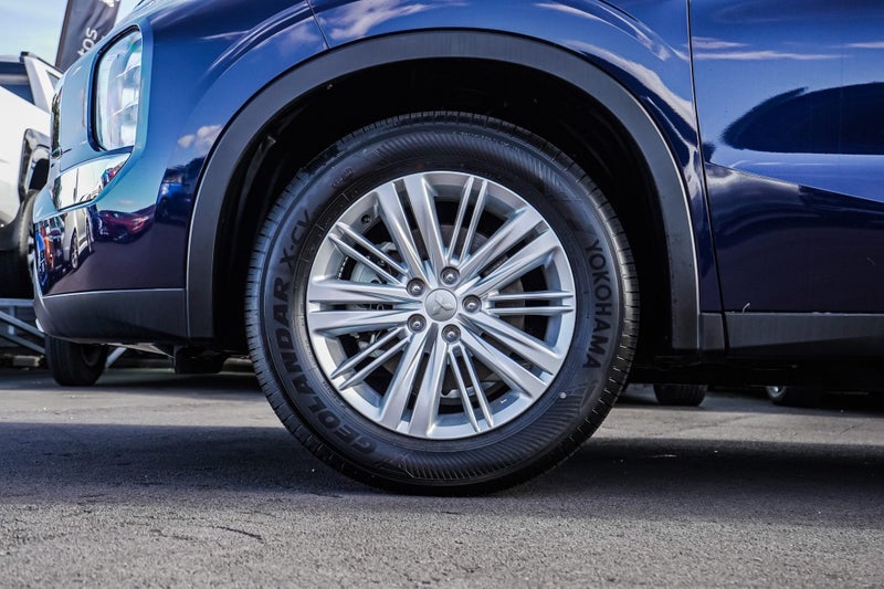 2025 Mitsubishi Outlander LS 4WD image 4