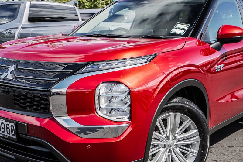 2025 Mitsubishi Outlander LS 4WD PHEV image 2