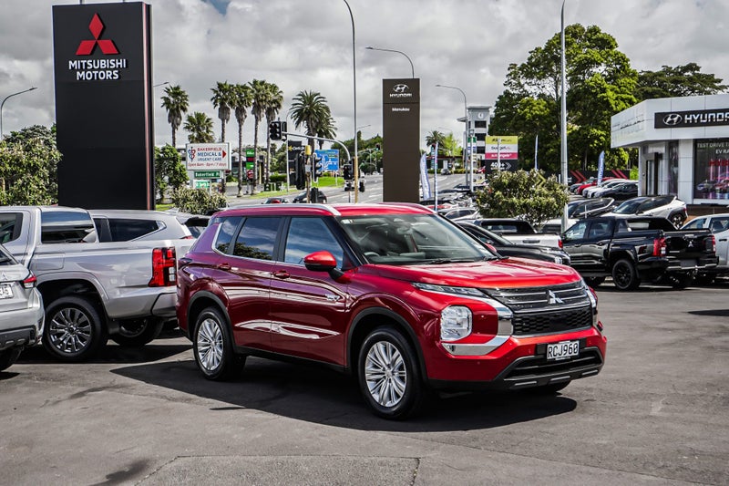 2025 Mitsubishi Outlander LS 4WD PHEV image 4