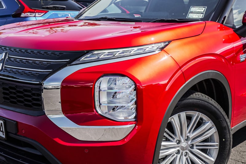 2025 Mitsubishi Outlander LS 4WD PHEV image 2